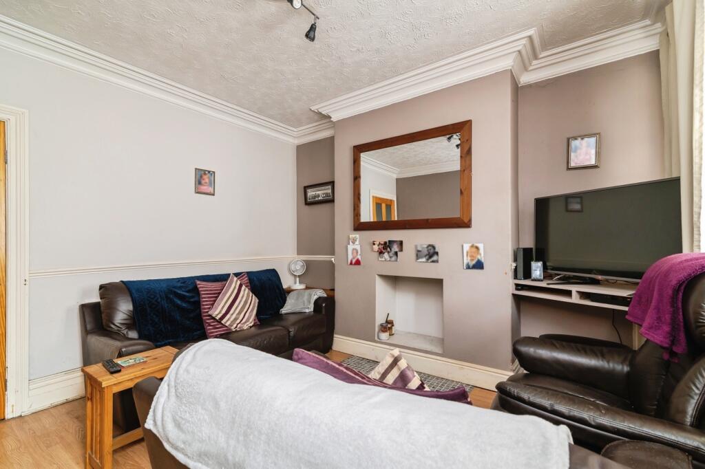 House in Gedling, Nottinghamshire - More