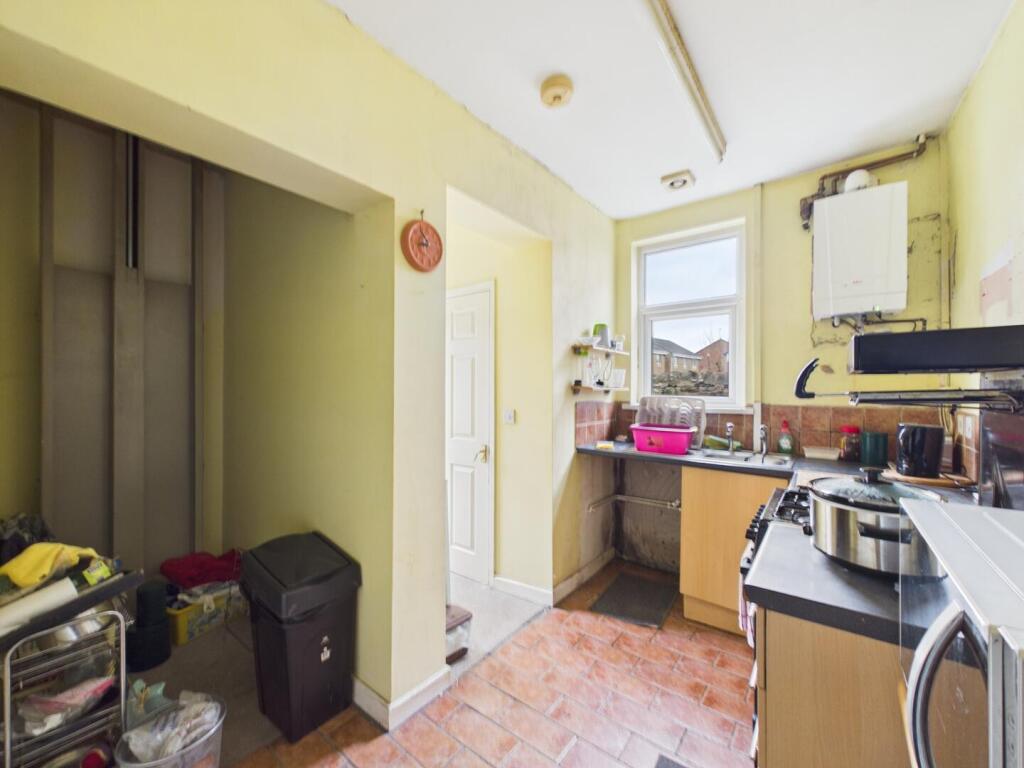 House in Bridgend, Hencastel - More