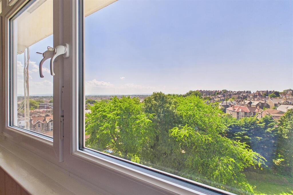 Apartment in Clevedon, Walton Park - View 2