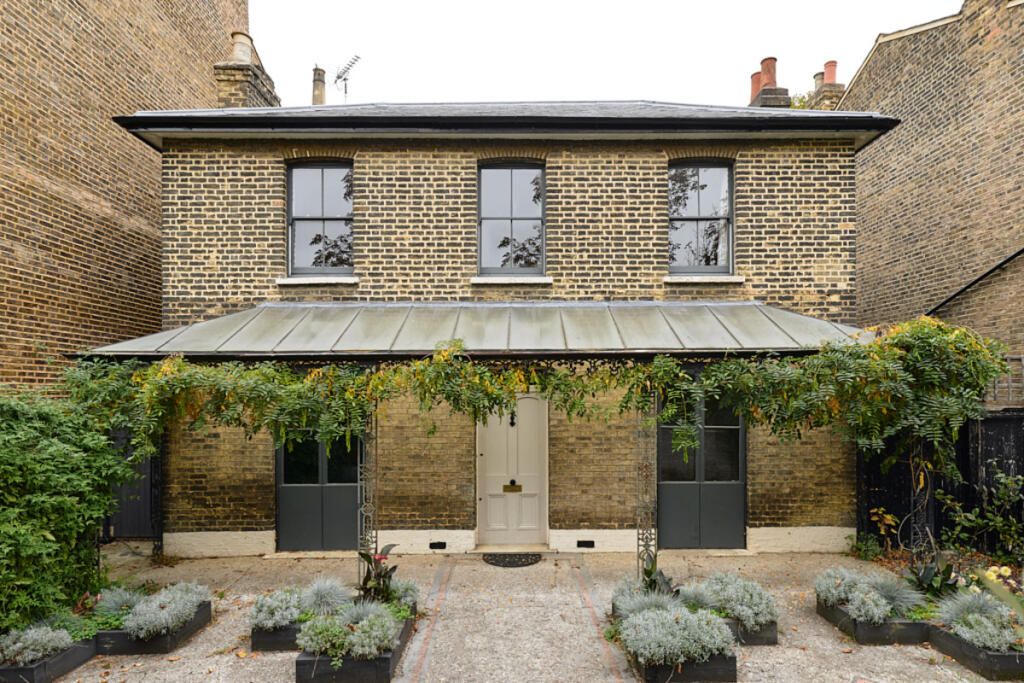 Main image of property: Queen Elizabeth Walk, Stoke Newington, London, N16