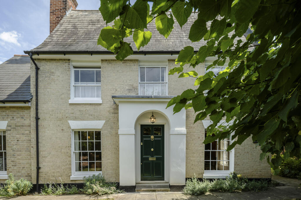 Main image of property: 33 South Street, Manningtree, Essex, CO11