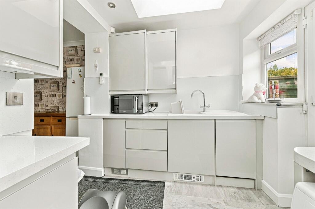 House in Huddersfield, Deighton - View 2