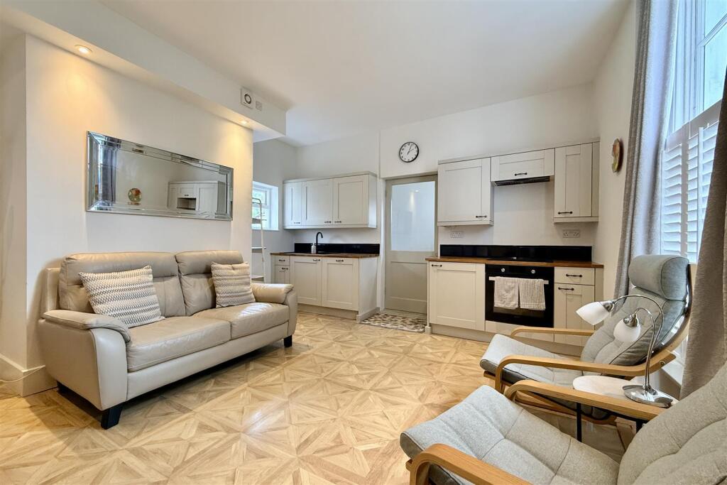 Apartment in Gloucester - View 4