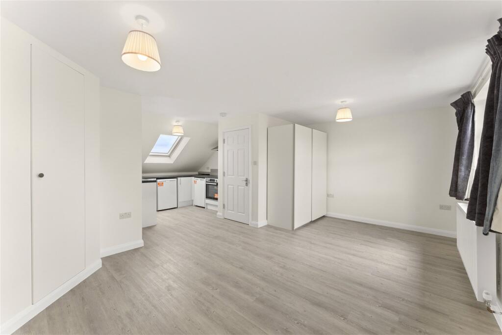 Apartment in London, Tolworth - View 3