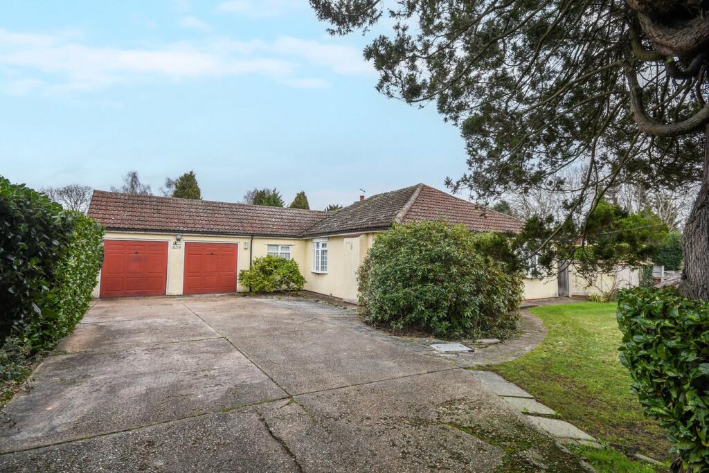Rayleigh Road, Hutton, Brentwood, CM13 photo 2
