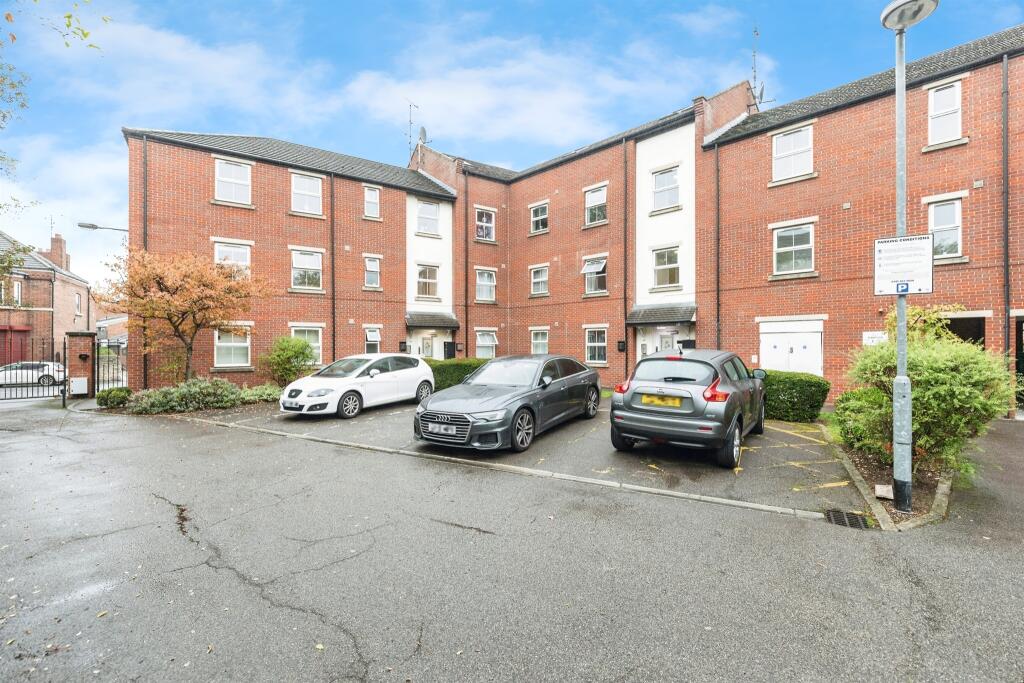 2-bed flat on Ashdown Court, Knottingley, £65,000