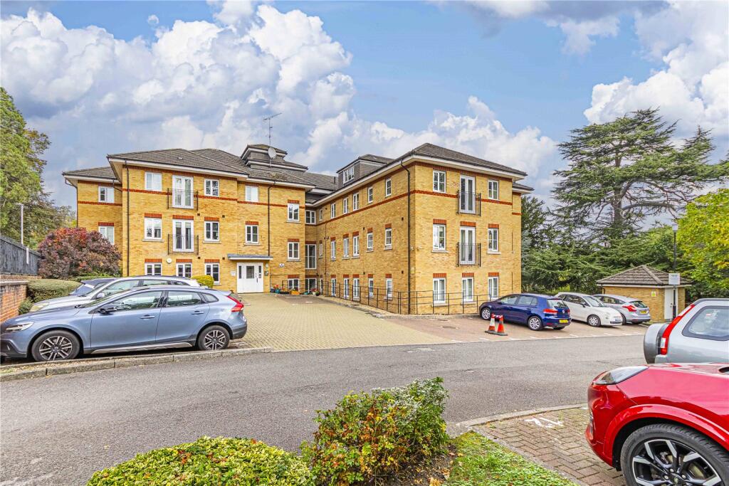 2-bed flat on Heath Lane, Hemel Hempstead, Hertfordshire, HP1, £325,000