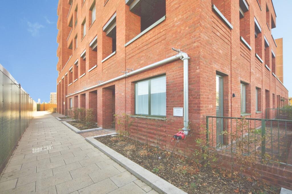 Vernal Way, London, N18 photo 2