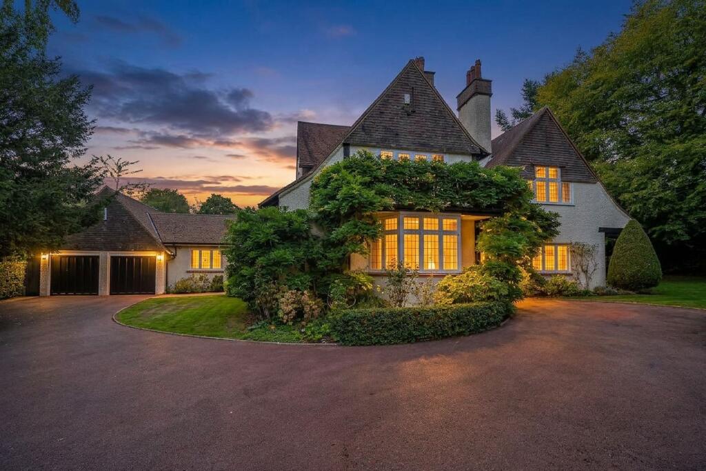 Main image of property: Park View Road, Woldingham, CR3