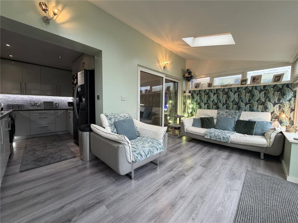 Harewood Drive, Royton, Oldham, Greater Manchester, OL2 photo 4