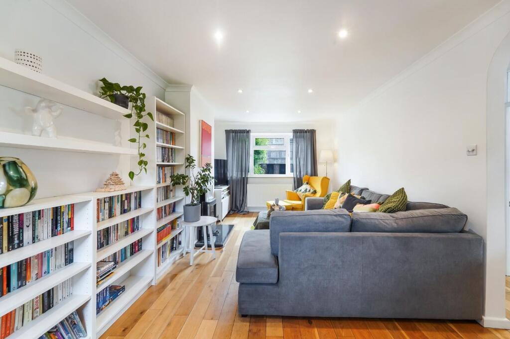 Apartment in Epsom and Ewell, Stoneleigh - More