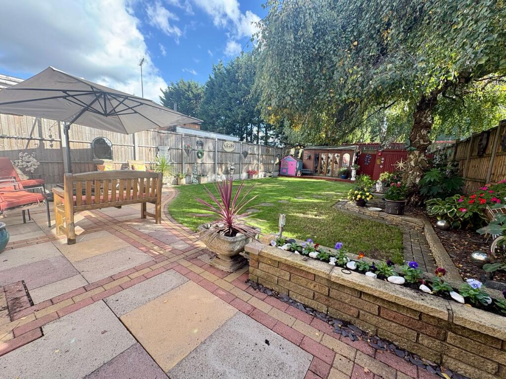 House in Whetstone - More