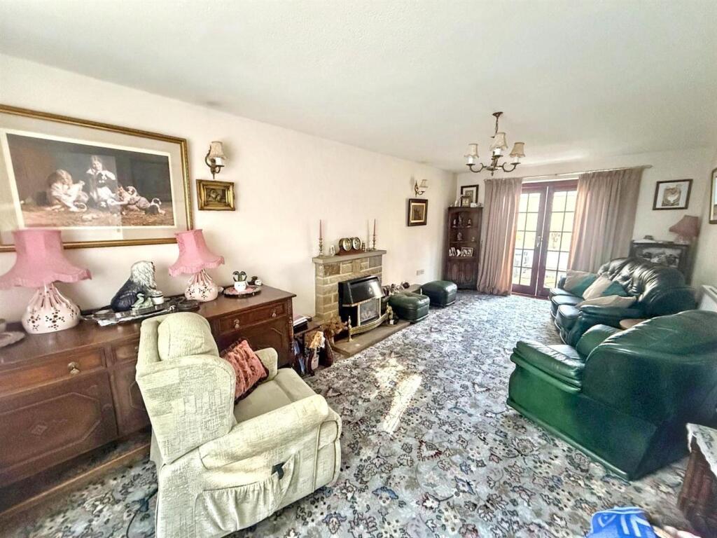 House in Bradford, Thwaites Brow, Keighley - View 4