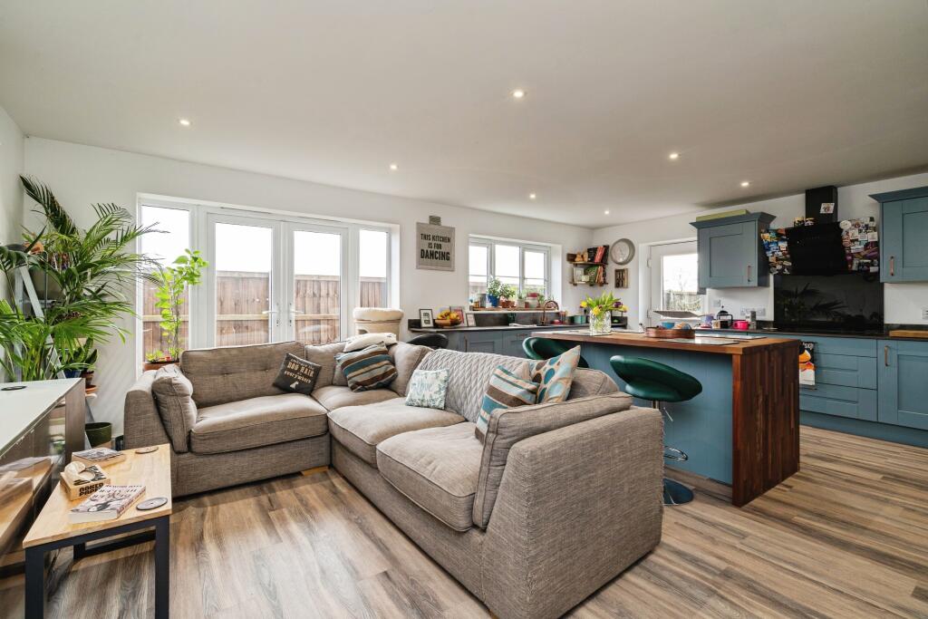 8, Woodlands Close photo 2