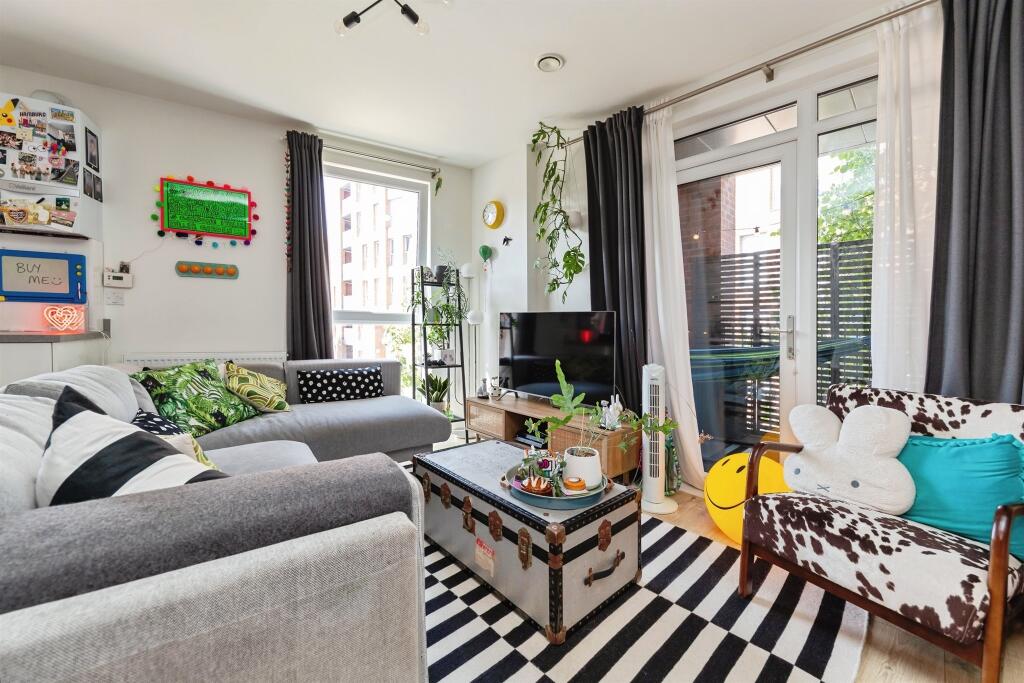 Apartment in East Hertfordshire, Hertford - View 3