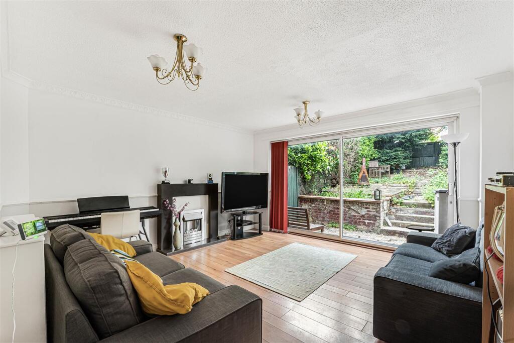 Wyemead Crescent, Chingford photo 2