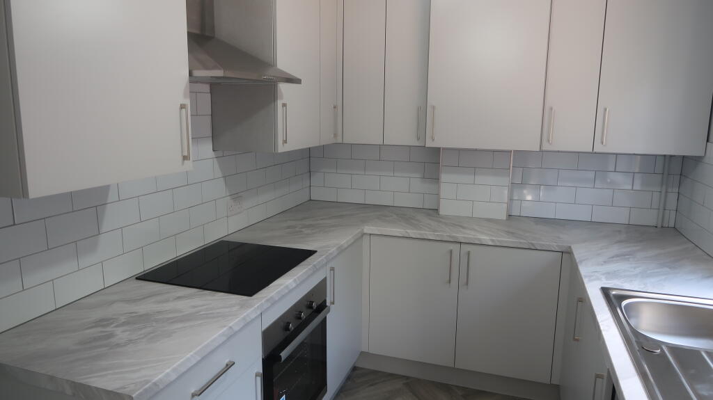 Apartment in Newport - More