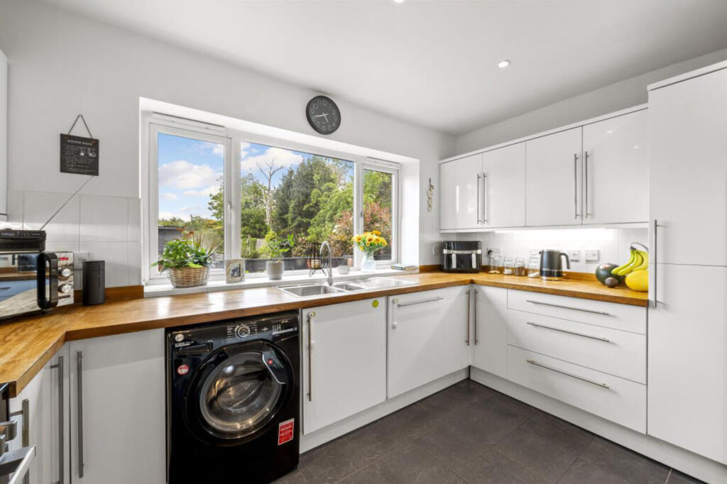 House in London, Cottenham Park, Raynes Park - More