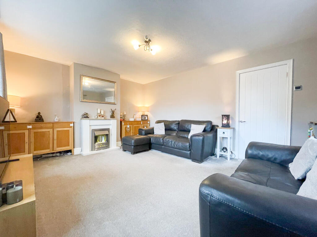 Yew Tree Drive, Bredbury photo 3