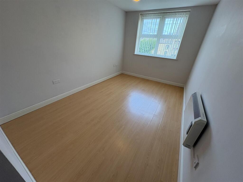 Apartment in Leeds, Morley - View 4