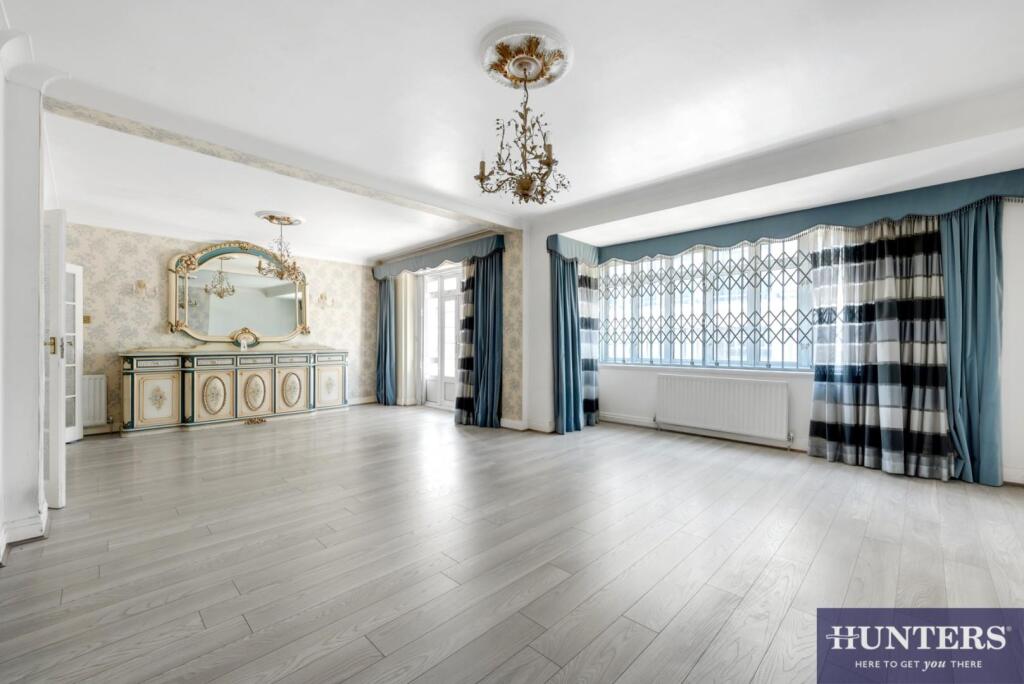 5-bed flat on Inverness Terrace, London, Bayswater, W2, £1,000,000