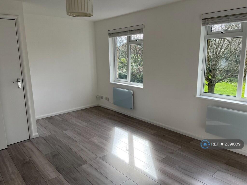 Apartment in St Albans, Sandridge - View 4