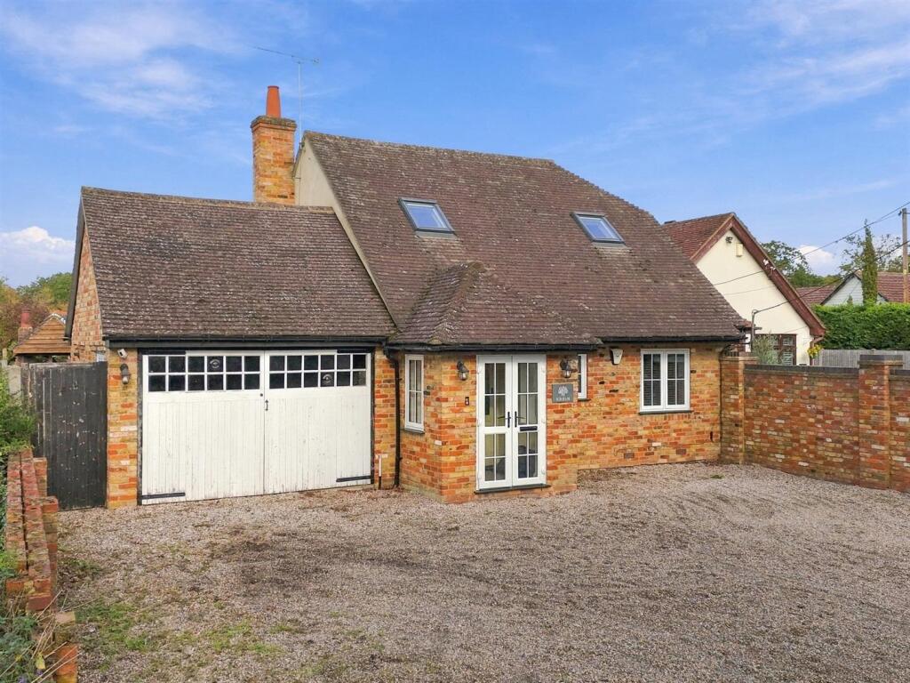 3-bed detached on Oak Road, Crays Hill, Billericay, £525,000