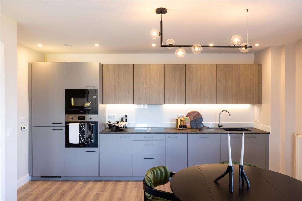 Main image of property: Flat 10 Pintail Heights, Edgware Road, London, NW9