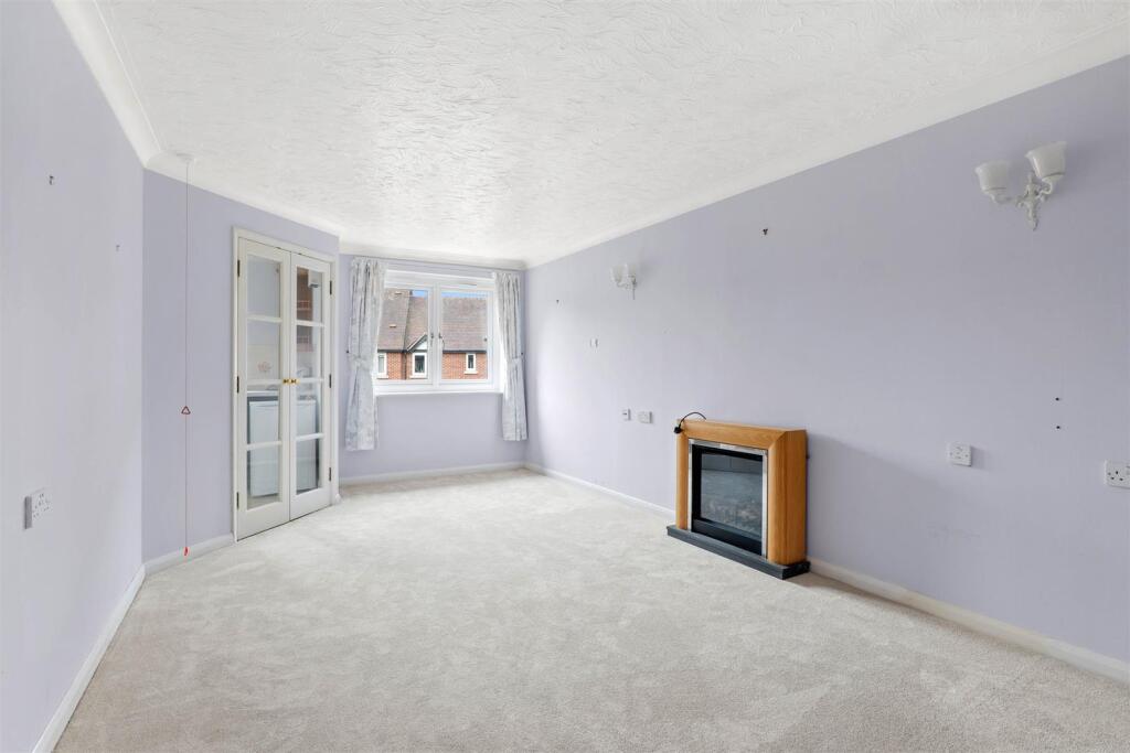 Swan Court, Banbury Road, Stratford-Upon-Avon photo 2