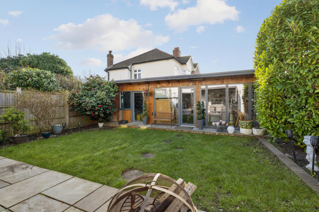 House in London, Royal Borough of Kingston upon Thames - View 3