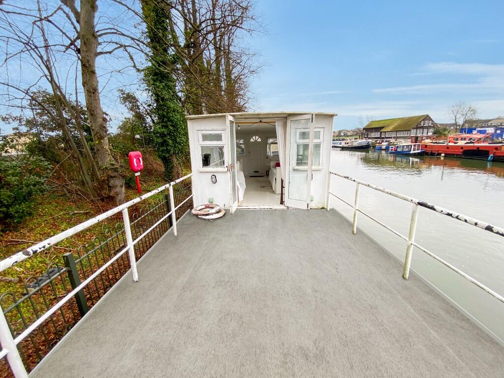 Platts Eyot, Hampton, Middlesex, TW12 photo 3