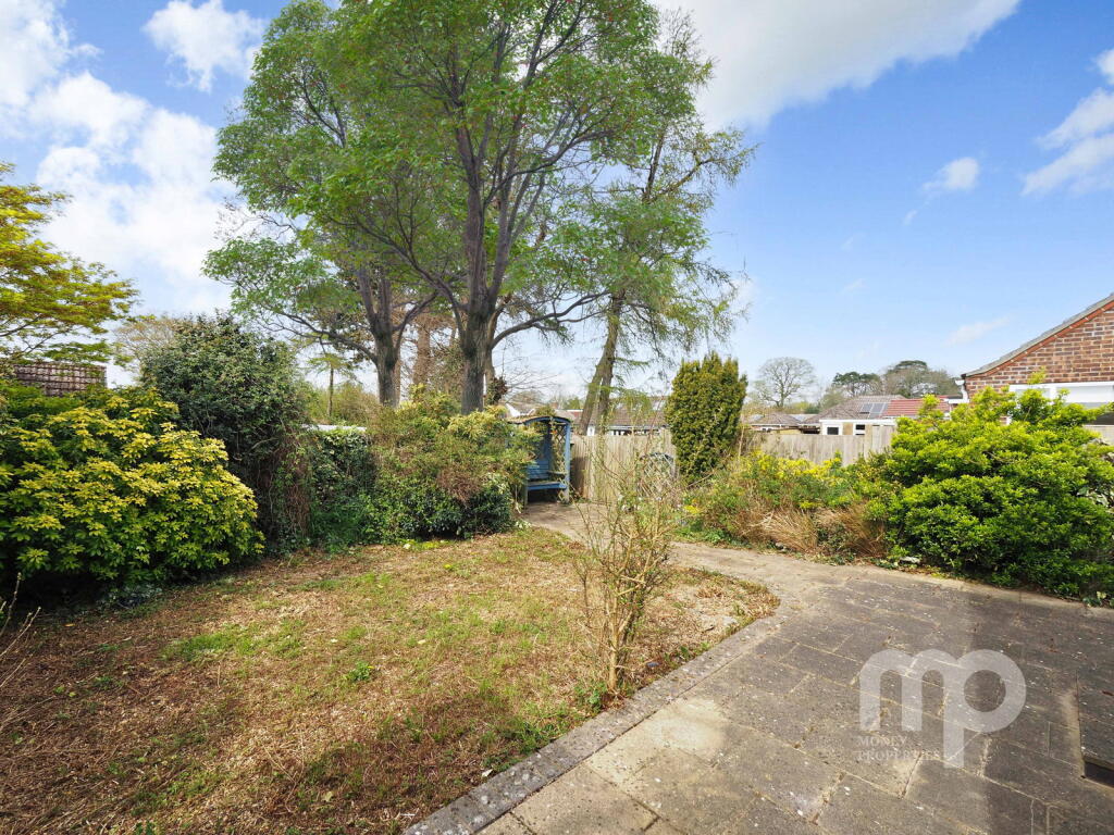 18 Long Lane, Detached Bungalow in Desirable Area, Mulbarton, Norwich, Norfolk photo 2