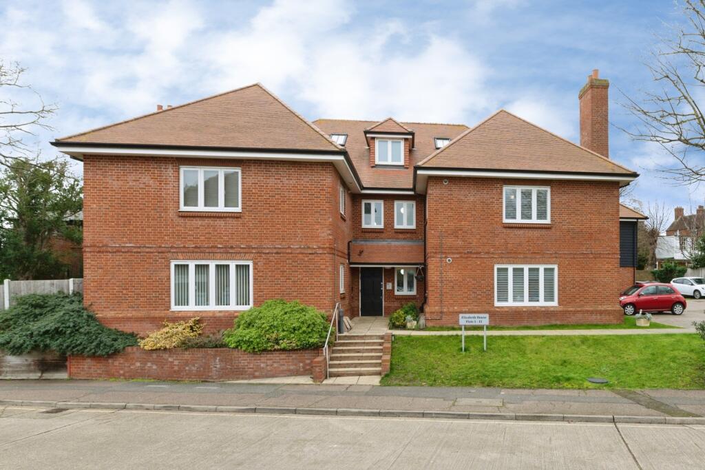 1-bed flat on Locks Hill, Rochford, Essex, SS4, £190,000