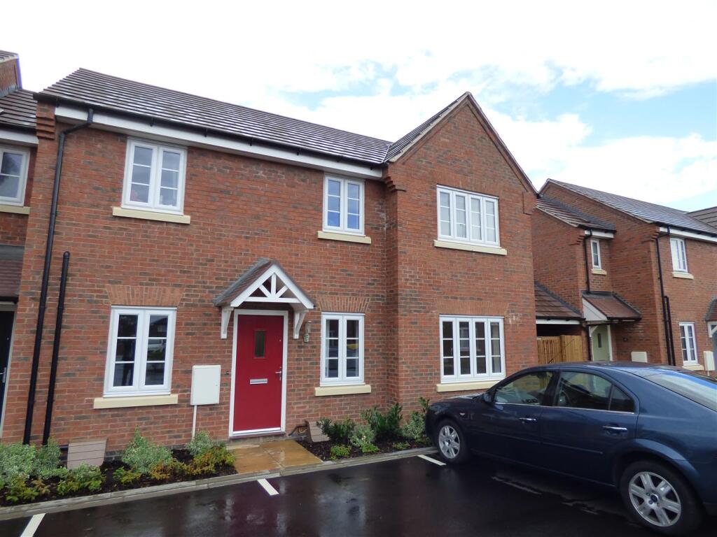 2-bed flat on Dove Place, Hatton, DE65, £135,000