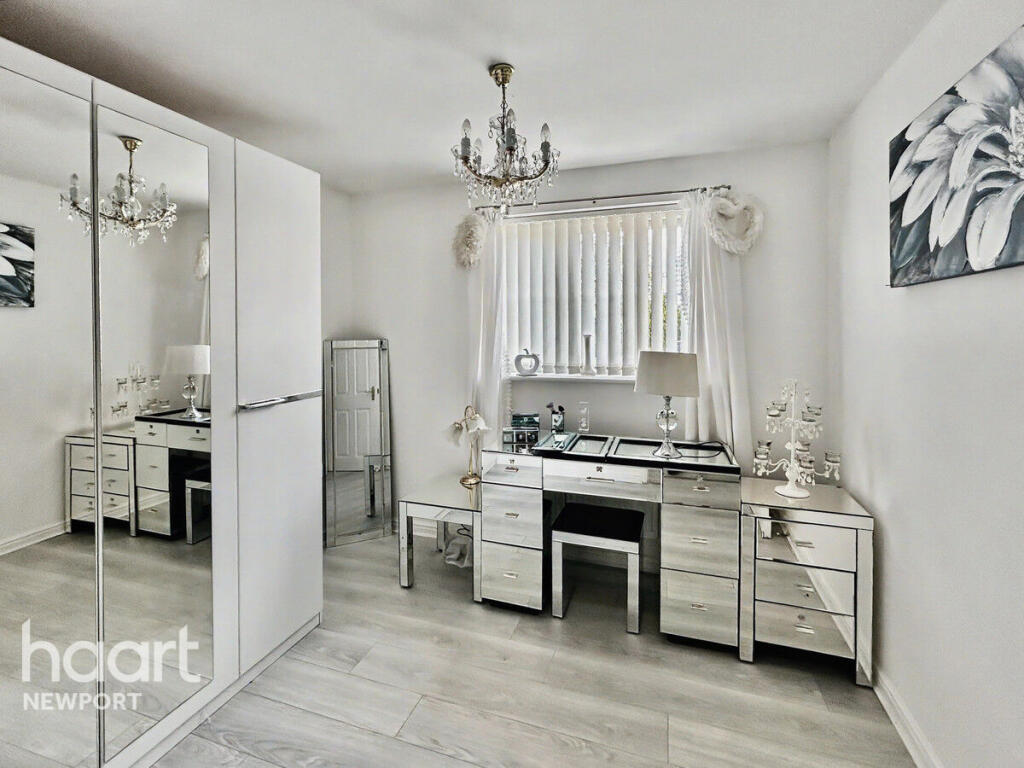 Apartment in Newport - More