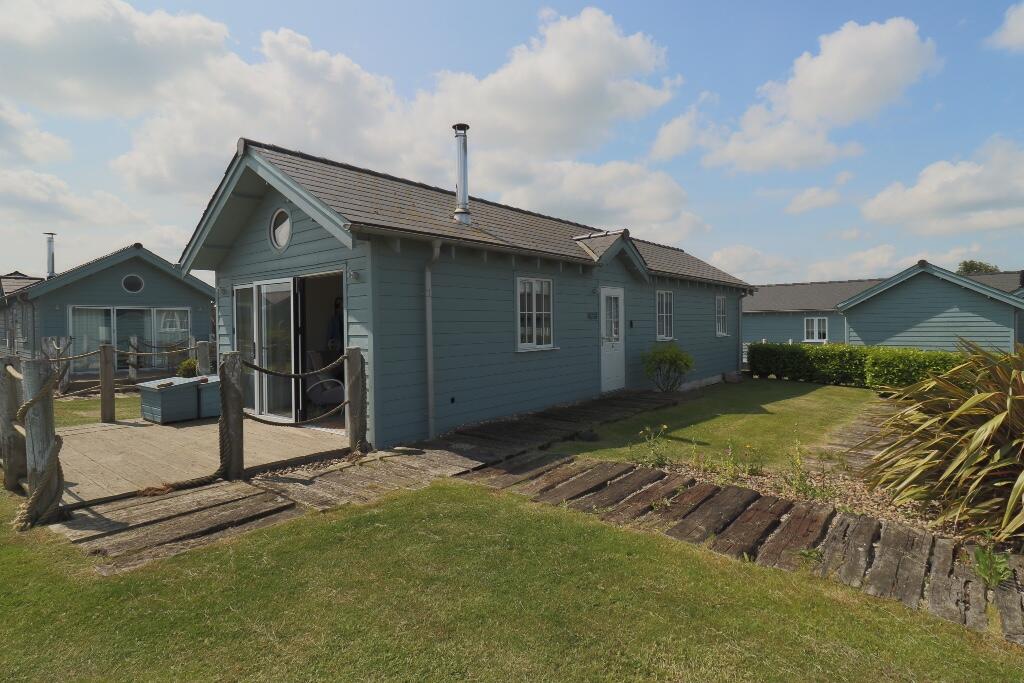 2-bed caravan on Turtle Close, The Bay, Moor Road, Filey  YO14 9GA, £145,000