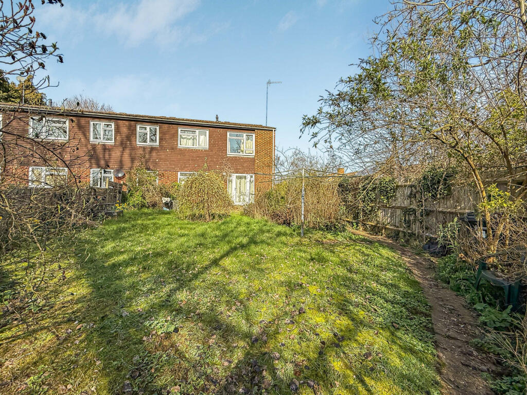 Crest Close, Ruscombe, RG10 photo 2
