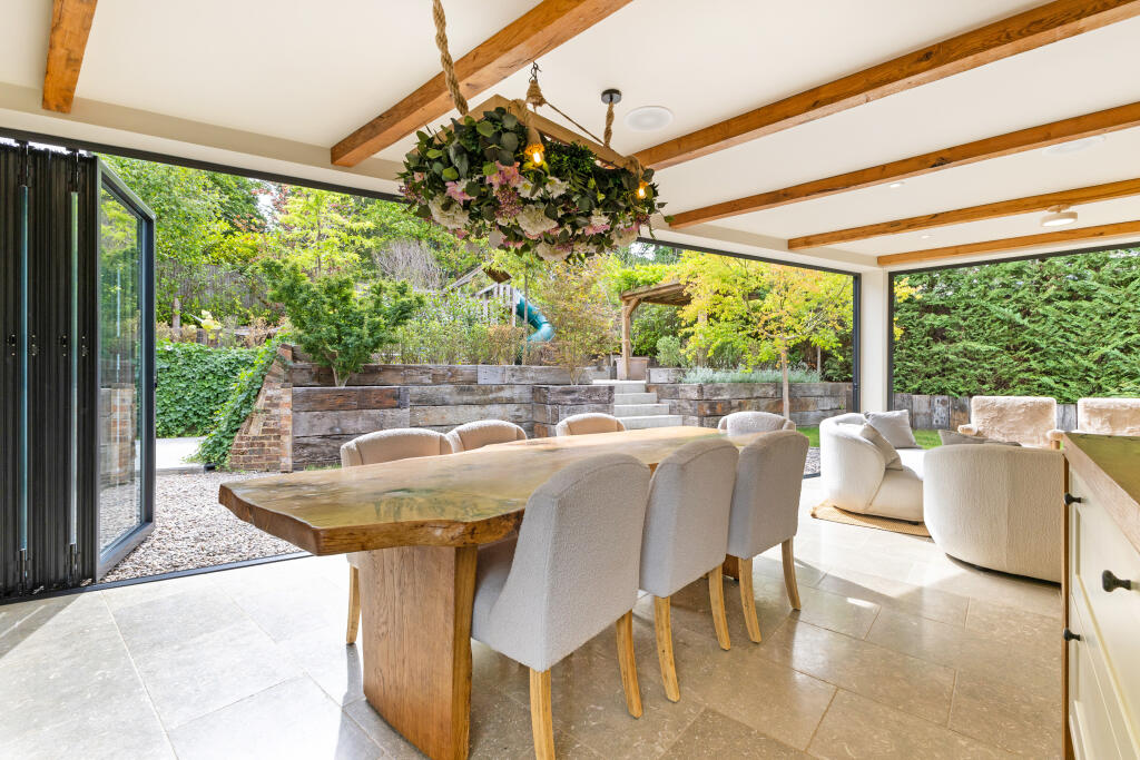 House in Kingston upon Thames - More
