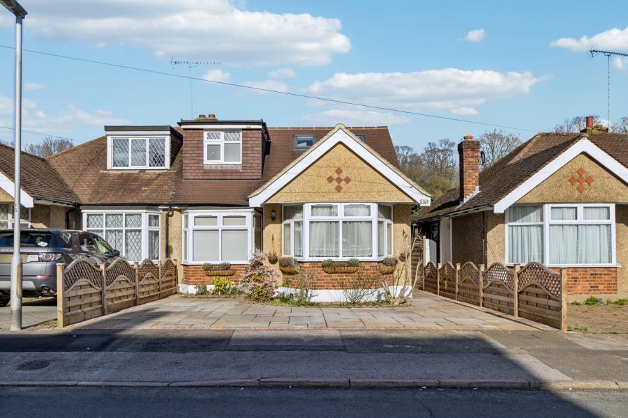Main image of property: Links Way, Croxley