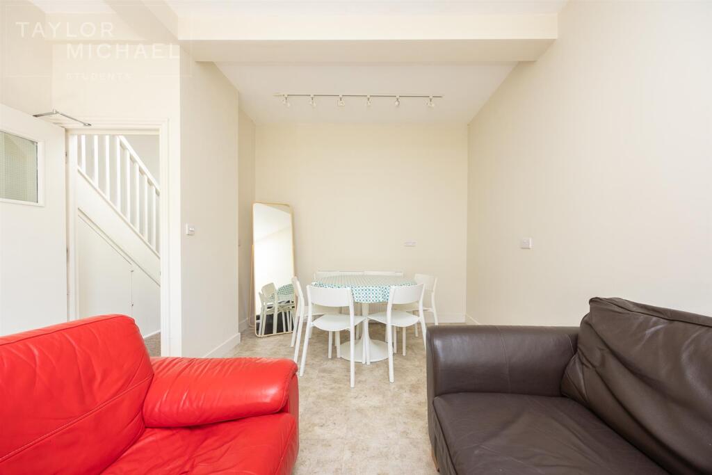 6 bedroom terraced house for rent