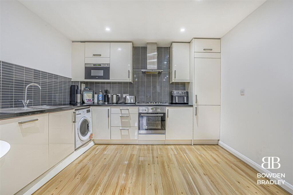Apartment in London, Hainault - More