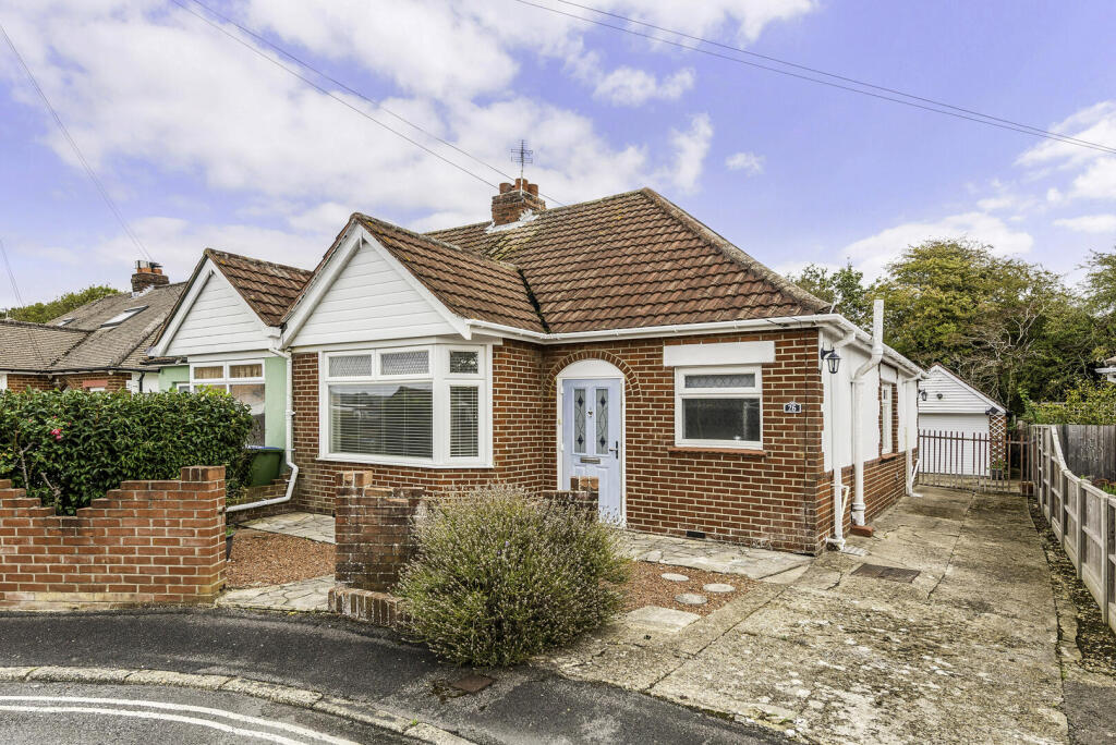 2-bed bungalow on Chamberlain Grove, Fareham, £290,000