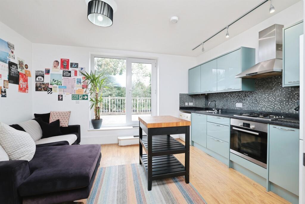 Apartment in Hemel Hempstead - View 2