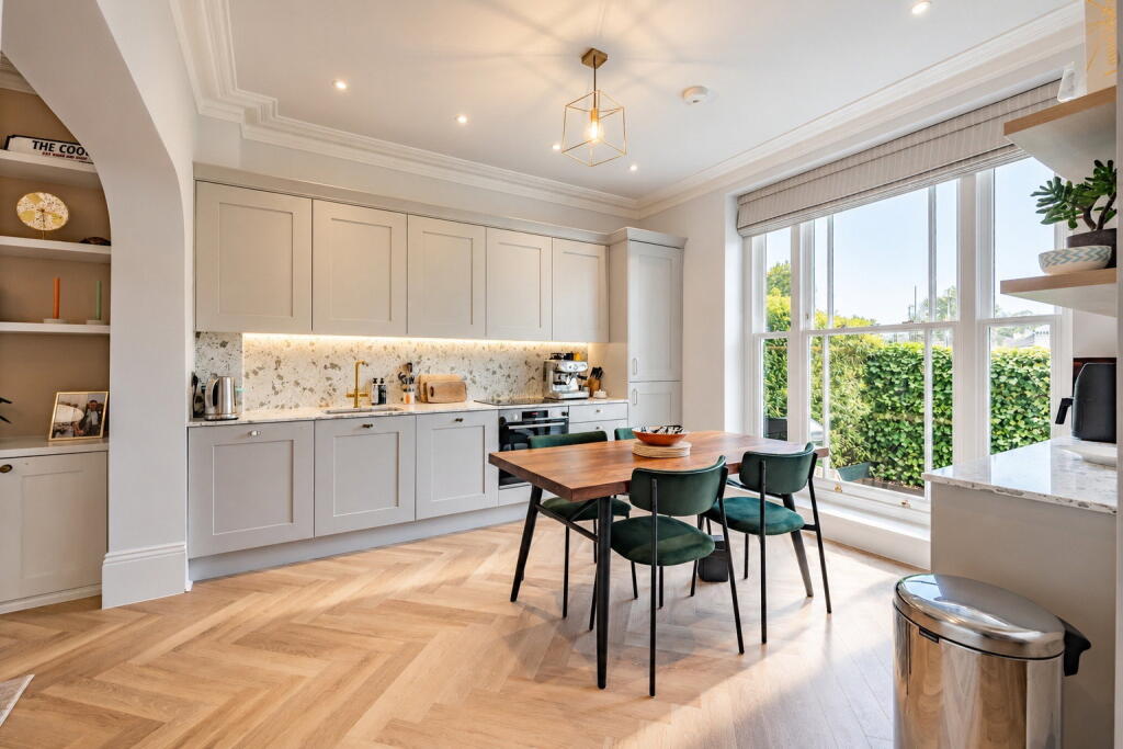 Apartment in Tunbridge Wells, Kent - View 2