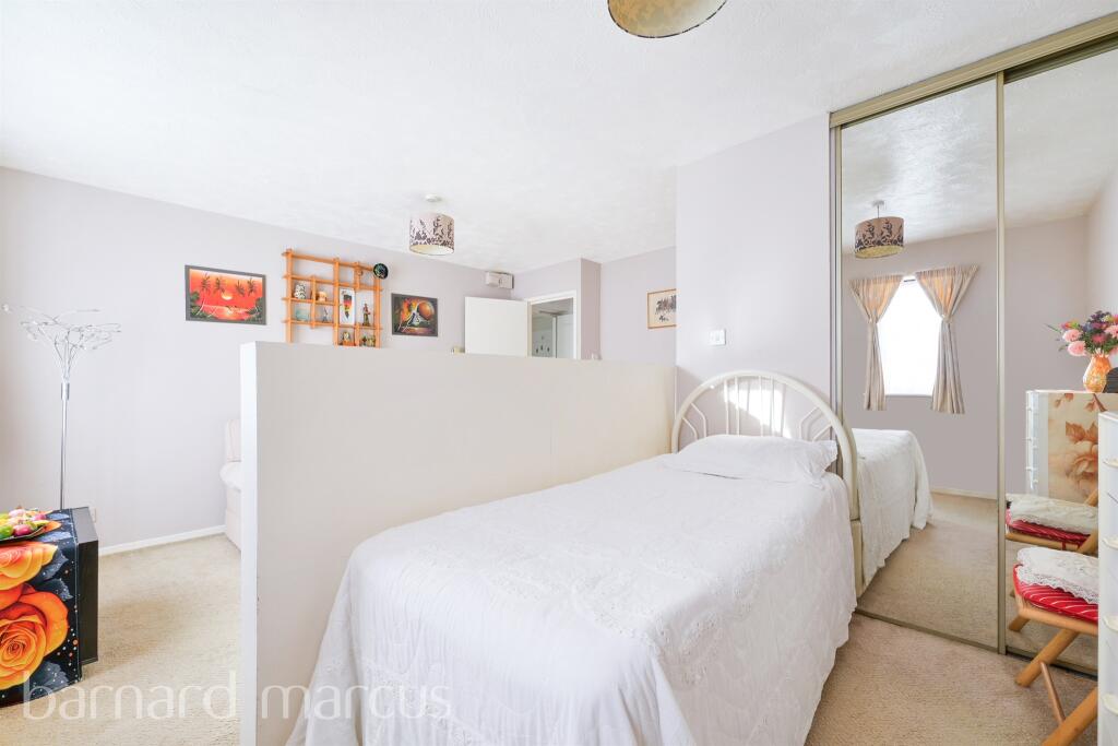 Cheltenham Close, New Malden photo 4