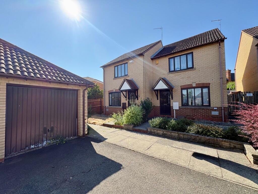 3-bed semi-detached on Hoathly Mews, Kents Hill, MK7, £162,500