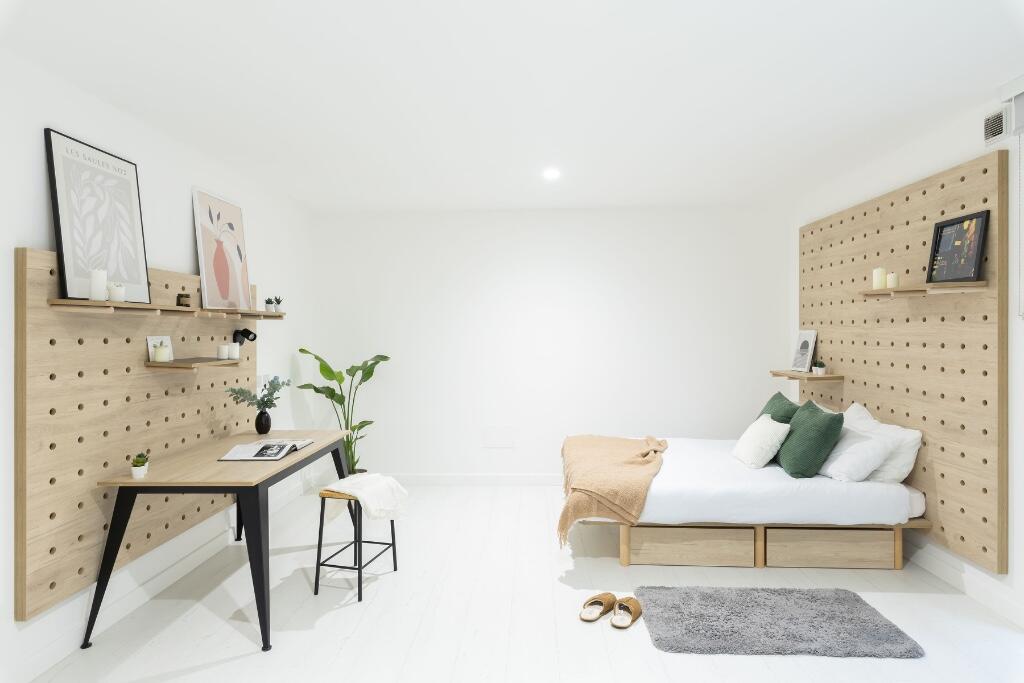 Main image of property: Commercial Road, London, E14