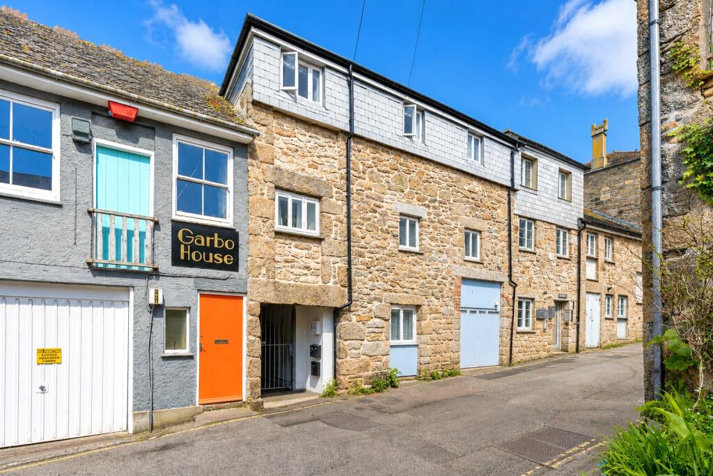 1 bedroom apartment in Penzance, great location. no chain, ideal first time buy
