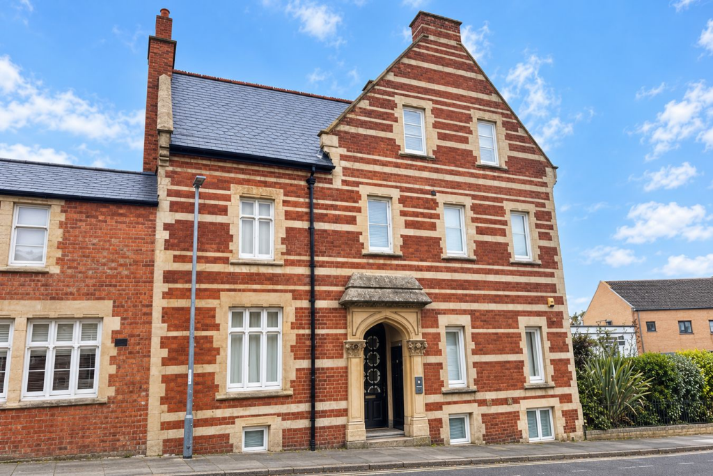 1-bed flat on Denmark Road, Northampton, NN1, £125,000
