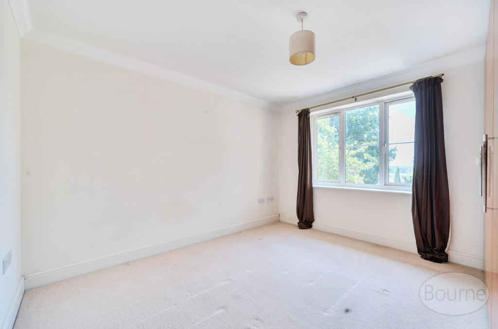 Apartment in Elmbridge, Cobham - More